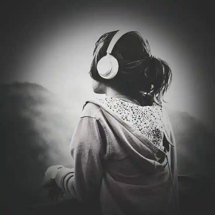girl listing songs with earphone