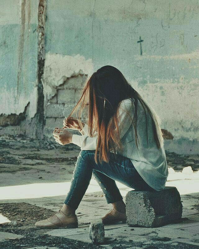 sad dp whatsapp for alone girls
